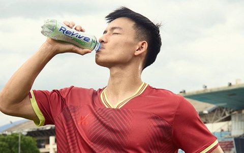 Sở hữu công thức ưu việt, Revive Thể Thao là lựa chọn yêu thích của các tuyển thủ khi cần bổ sung nước, điện giải trong những buổi tập luyện căng thẳng.